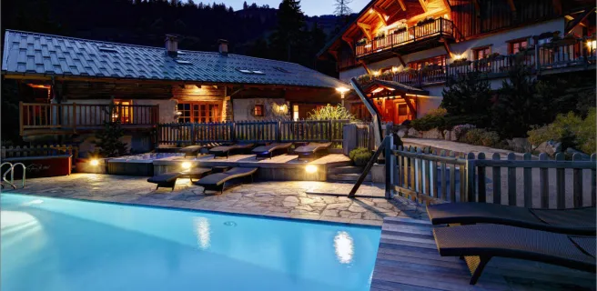 Piscine et jacuzzis extérieurs au pied de l'hôtel