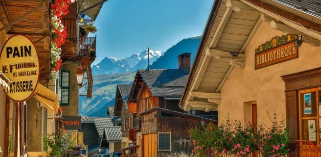 La rue principale du village, ses commerces et sa vue sur le Mont-Blanc