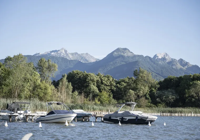 Barche sul lago di Annecy alla sorgente del lago