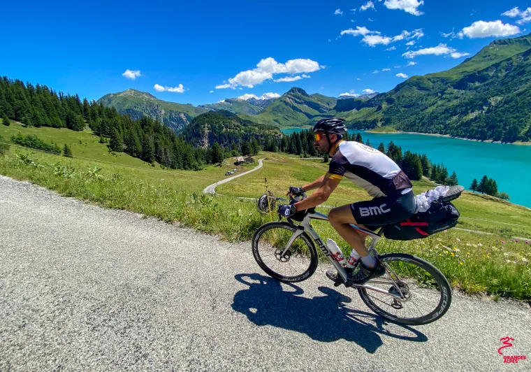 Cycliste à vélo dans les Alpes