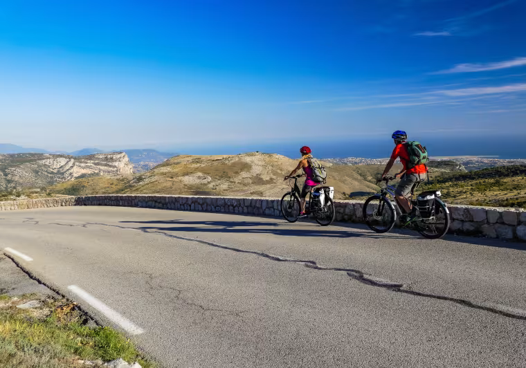 cyclistes sur la routre des grandes alpes 