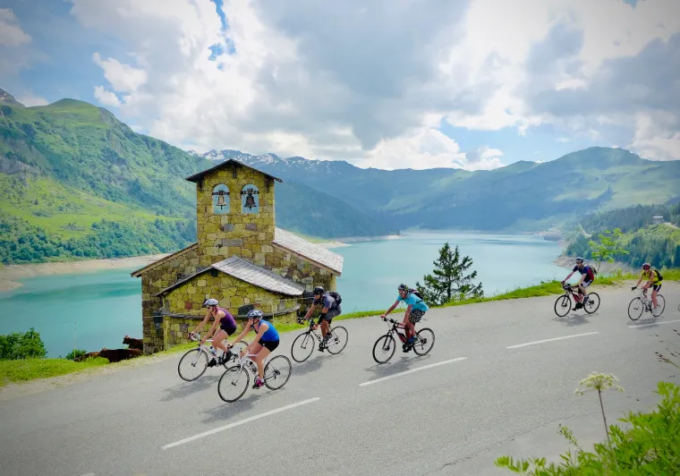 Cappella e lago Roselend