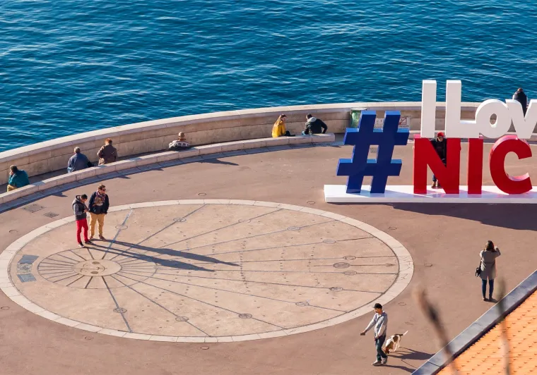 Esplanade de Nice di fronte al mare