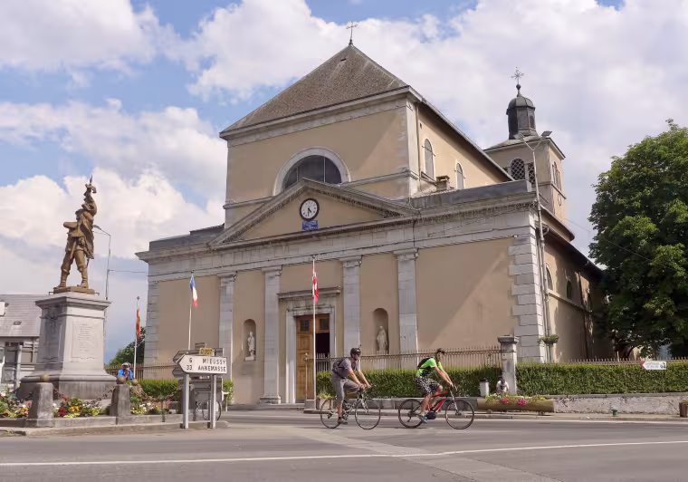 Ciclisti davanti alla chiesa di Saint-Jean-Baptiste a Taninges