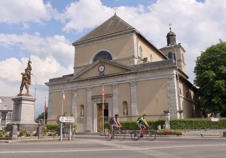Ciclisti davanti alla chiesa di Saint-Jean-Baptiste a Taninges