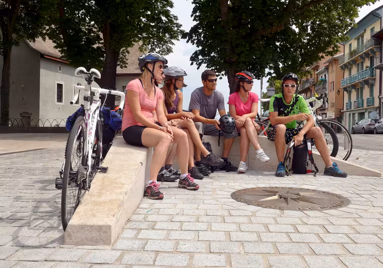 Gruppo in partenza dalla Route des Grandes Alpes in bicicletta