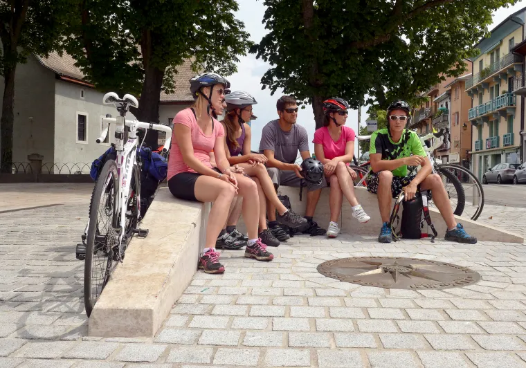 Gruppo in partenza dalla Route des Grandes Alpes in bicicletta