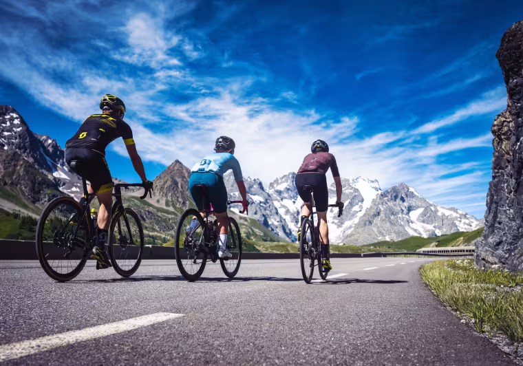 tre ciclisti sulla Route des Grandes Alpes