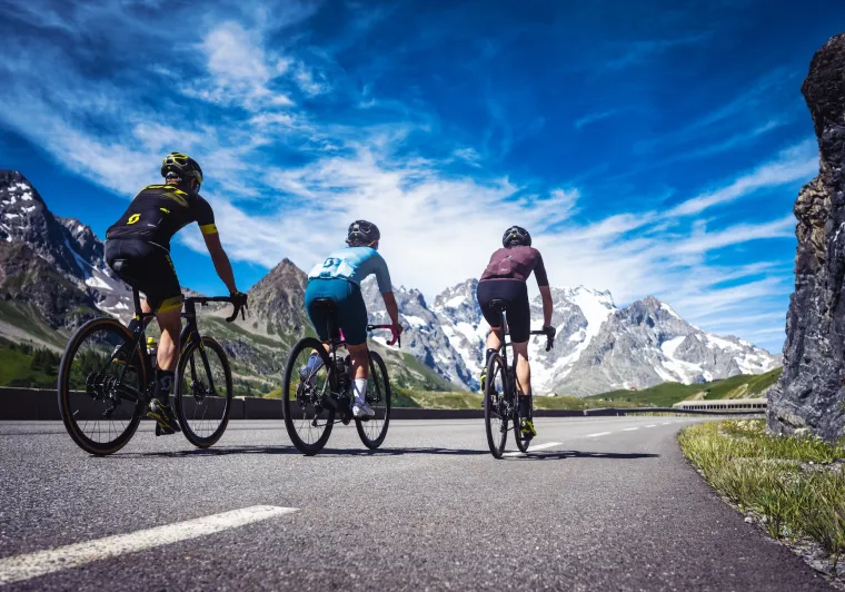 tre ciclisti sulla Route des Grandes Alpes