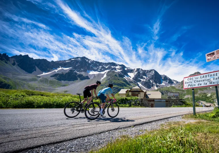 Ciclisti sul Col du Lautaret lungo il percorso delle Grandes Alpes®.