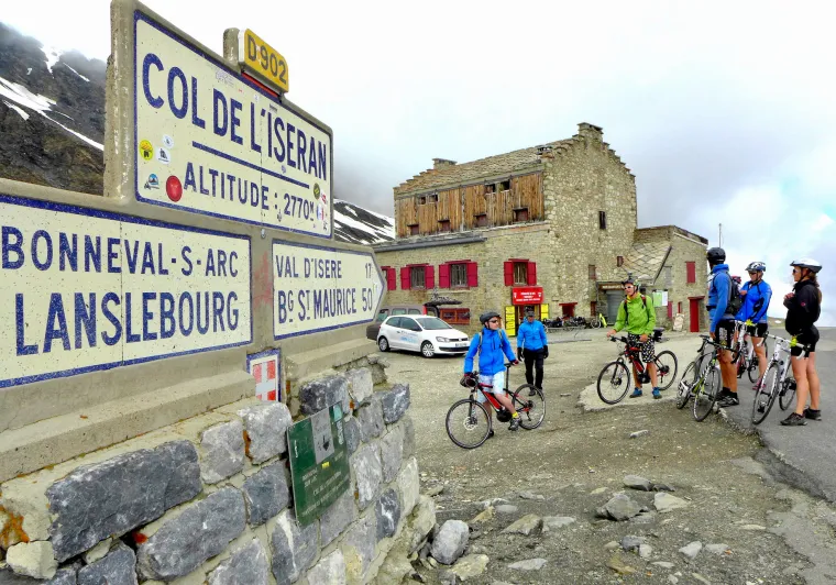 Arrivare in cima al Col de l'Iseran in bicicletta, il passo più alto d'Europa e il Santo Graal dei ciclisti
