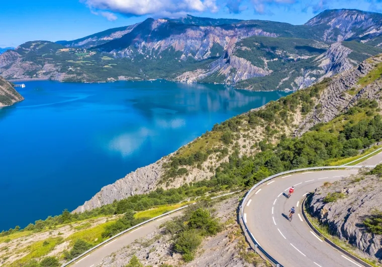 Lago di Serre-Ponçon a Sauze-du-Lac