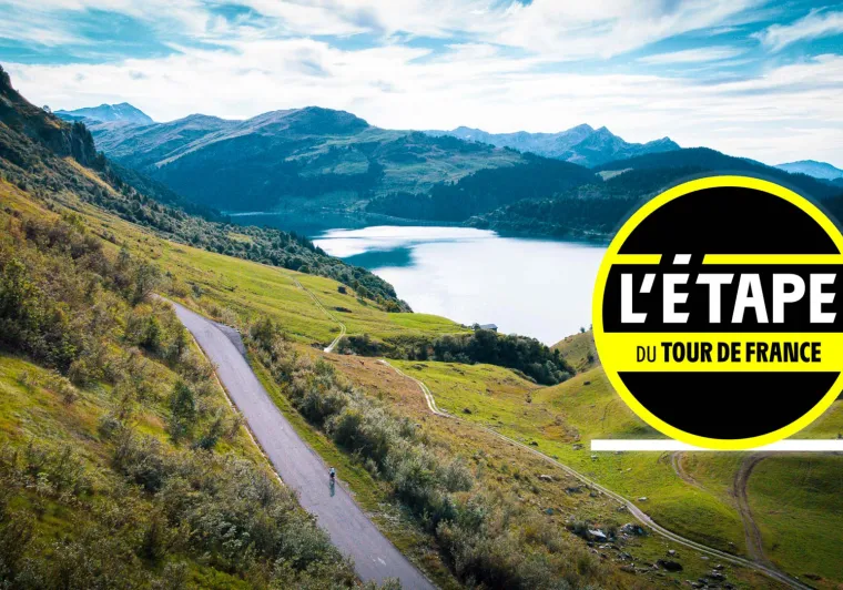 foto del lago di roselend in bicicletta con il logo dell'etape du tour