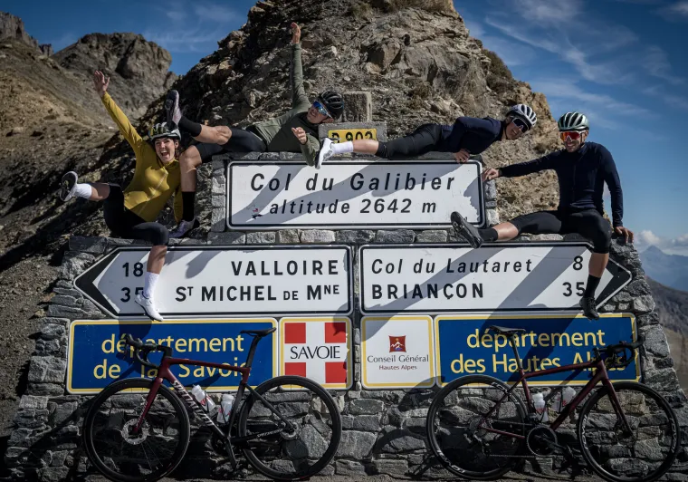 gruppo di ciclisti in cima al Col du Galibier