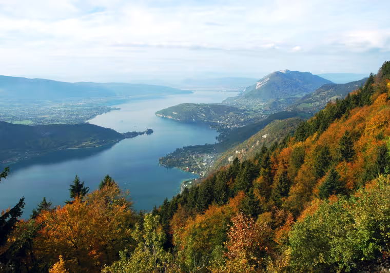 Le acque cristalline del lago di Annecy