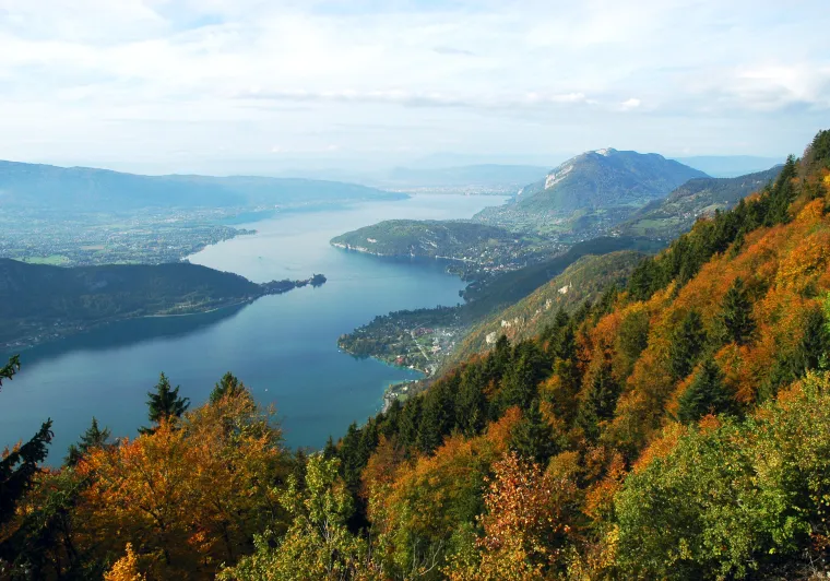 Le acque cristalline del lago di Annecy