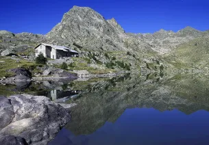 Il rifugio delle Merveilles davanti al Lac Long Supérieur des Merveilles