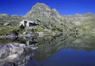 Il rifugio delle Merveilles davanti al Lac Long Superieur des Merveilles.jpeg