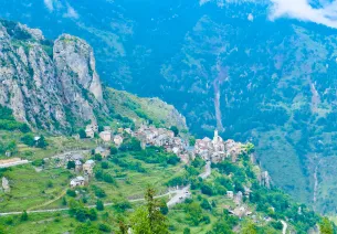Roubion, un emblematico villaggio di collina sulla Tinée
