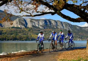 In bicicletta intorno alle sorgenti del lago di Annecy