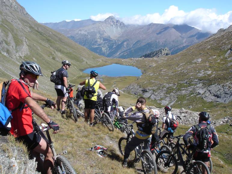 gruppo di mountain bikers nel Queyras