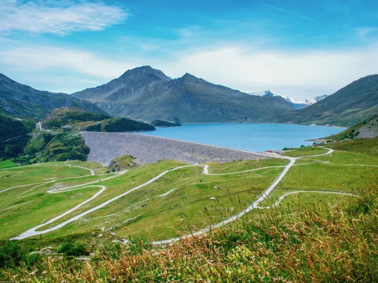 La diga e il lago di Mont Cenis