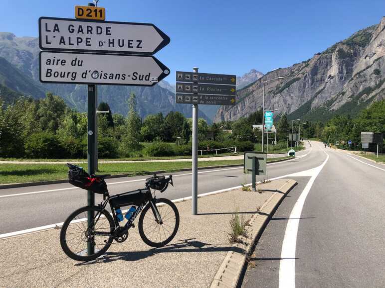 bici da back-packing ai piedi dell'Alpe d'Huez
