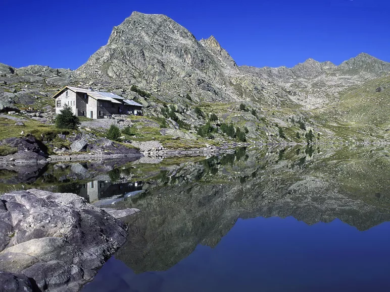 Il rifugio delle Merveilles davanti al Lac Long Supérieur des Merveilles