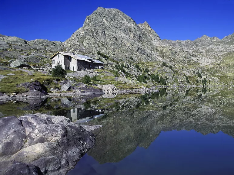Il rifugio delle Merveilles davanti al Lac Long Superieur des Merveilles.jpeg