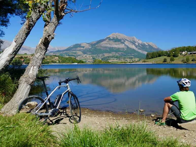Bicicletta elettrica con i baffi in riva al lago