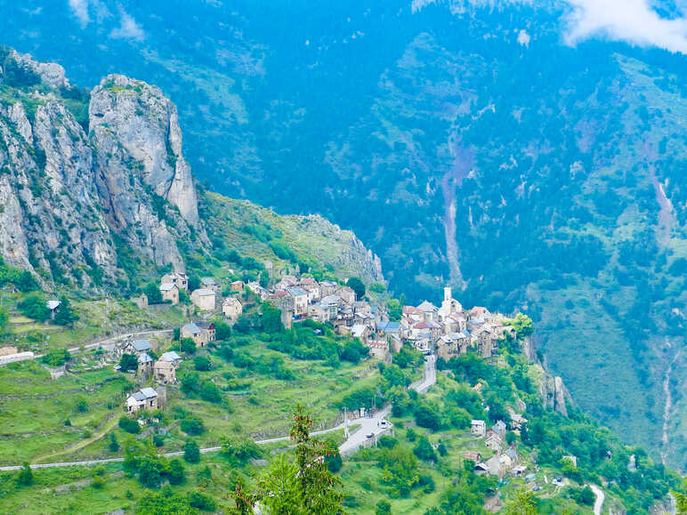 Roubion, un emblematico villaggio di collina sulla Tinée