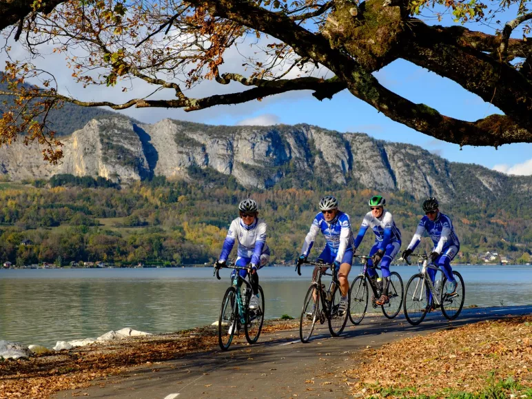 In bicicletta intorno alle sorgenti del lago di Annecy